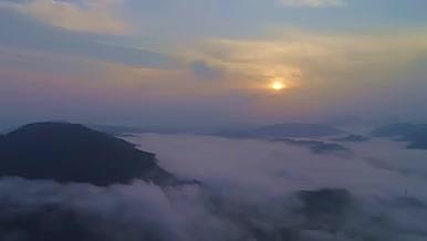 群山日出云雾缭绕东方太阳升起霞光雾气照射视频的预览图